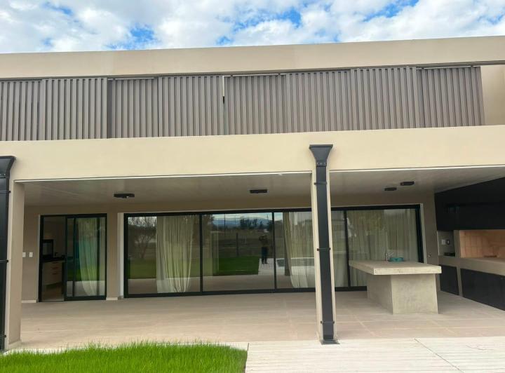 Casa · 370m² · 5 Ambientes