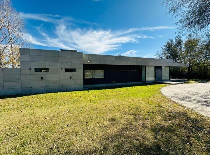 Casa · 300m² · 4 Ambientes · 2 Cocheras