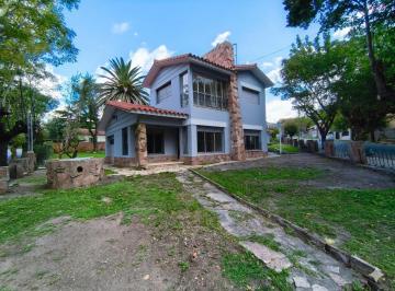 Casa · 245m² · 6 Ambientes · 1 Cochera · Casa con Hermosa Vista, Excelente Ubicación