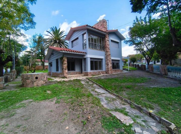 Casa · 245m² · 6 Ambientes · 1 Cochera