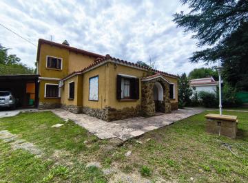 Casa · 273m² · 9 Ambientes · 1 Cochera · Oportunidad en Cosquin