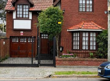 Casa de 5 ambientes, Quilmes · Casa Impecable con 3 Dorm., Parque y Pileta | Apta Crédito