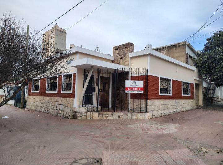Casa · 90m² · 6 Ambientes · 1 Cochera