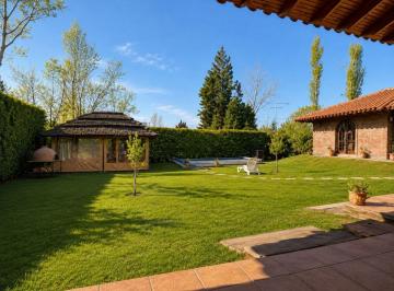 Casa de 5 ambientes, Luján de Cuyo · Casa en Venta de 3 Dorm. C/ Cochera en La Puntilla