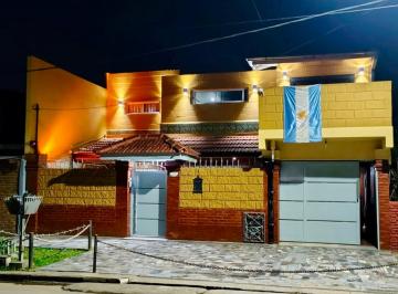 Casa · 119m² · 5 Ambientes · 2 Cocheras · Casa 5 Ambientes en Venta en Calzada con Quincho