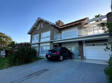 Casa · 419m² · 4 Ambientes · 2 Cocheras · Alberdi, Impresionante Propiedad, con Piscina y Vista Al Rio