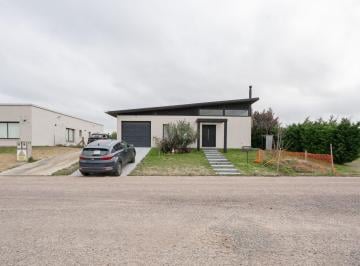 Casa · 151m² · 4 Ambientes · 1 Cochera · Casa en Venta 4 Ambientes en San Vicente San Lucas