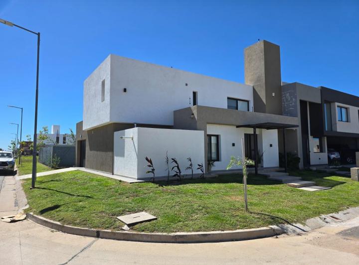 Casa · 210m² · 10 Ambientes