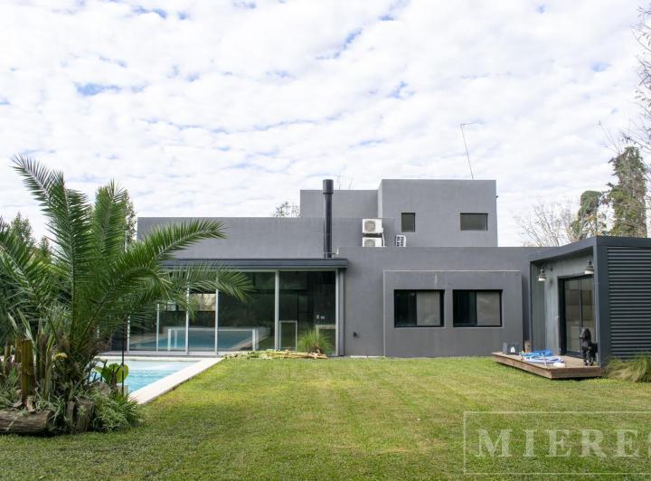 Casa · 185m² · 4 Ambientes · 2 Cocheras
