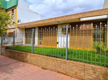 Casa · 161m² · 5 Ambientes · 1 Cochera · Venta Casa 3 Dorm. Cochera y Patio Barrio Ayacucho