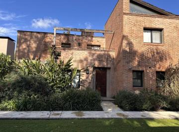Casa · 85m² · 3 Ambientes · 1 Cochera · Casa de Categoría en Alquiler en Condominio La Esquina – a Pasos de Highland