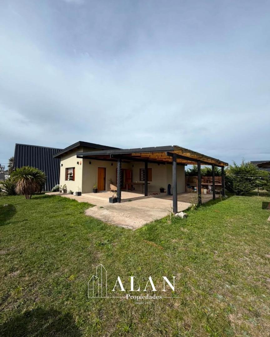 chalet 2 ambientes C/entrada semicubierta para 2 autos, A 200 mts del mar