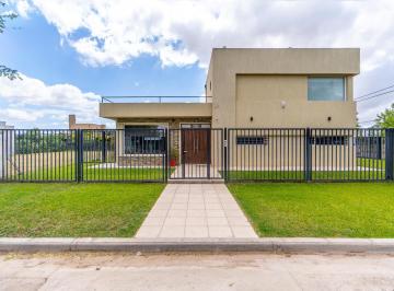 Casa · 200m² · 4 Ambientes · 1 Cochera · Casa en Barrio Las Cañitas