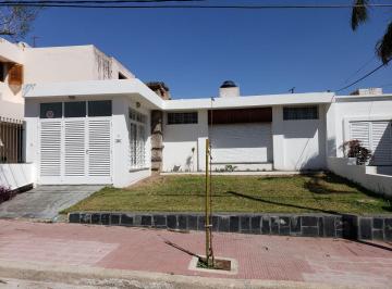 Casa de 4 ambientes, Córdoba · Alquilo Casa 3 Dorm. Cochera Doble B° Maipú Rogelio Martínez 1700