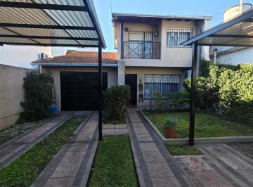 Casa · 220m² · 9 Ambientes · 3 Cocheras · 2 Casas Para Dos Familias de 3 y 2 Dorm.