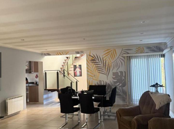 Casa · 220m² · 5 Ambientes · 2 Cocheras