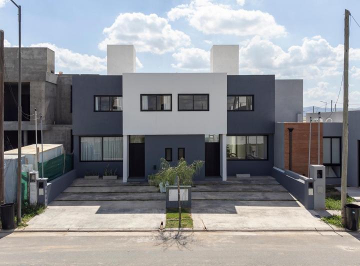 Casa · 130m² · 4 Ambientes · 2 Cocheras