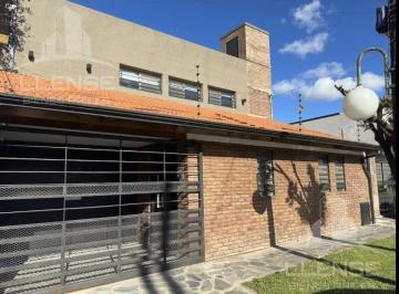 Casa · 250m² · 5 Ambientes · 2 Cocheras · Chalet de 5 Ambientes en Venta en Quilmes Oeste | Quincho, Pileta y Cochera Doble