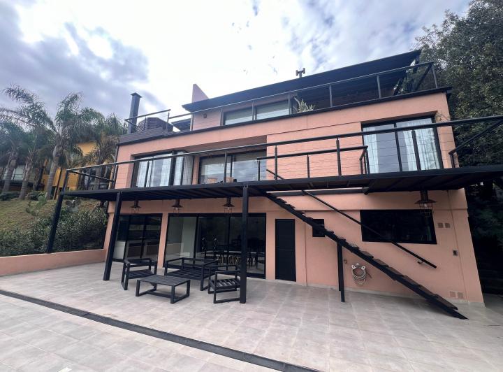 Casa · 300m² · 12 Ambientes · 2 Cocheras