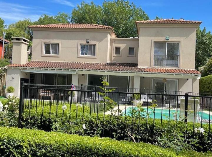 Casa · 240m² · 6 Ambientes · 3 Cocheras