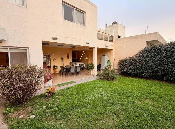 Casa · 250m² · 8 Ambientes · 2 Cocheras