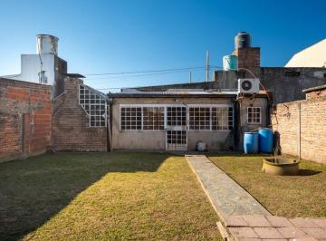 Casa · 80m² · 3 Ambientes · 1 Cochera · Ideal Inversores!casa en Venta de 2 Dorm. en La Plata