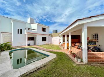 Casa de 9 ambientes, Córdoba · Casa en Venta, 3 Dorm., 3 Baños, Pileta, Quincho, Ideal Renovación, Barrio Poeta Lugones