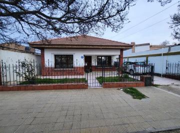 Casa · 150m² · 6 Ambientes · 1 Cochera · Alquiler Casa 4 Dorm., Centro de Plottier