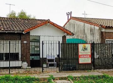 Casa · 150m² · 3 Ambientes · 1 Cochera · Casa de Tres Amb. con Fondo y Pileta Castelar