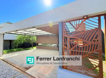 Casa · 230m² · 10 Ambientes · 2 Cocheras · Casa en Venta Bela Vista