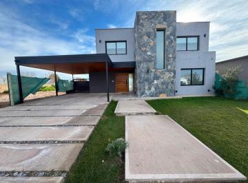 Casa · 220m² · 5 Ambientes · 2 Cocheras · Alquiler Casa Premium 4hab Pileta Barrio Privado