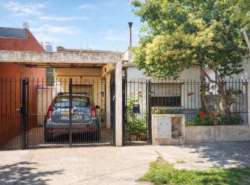Casa · 202m² · 7 Ambientes · 1 Cochera · Venta Lote con 3 Viviendas Sarandí. Terraza Jardin