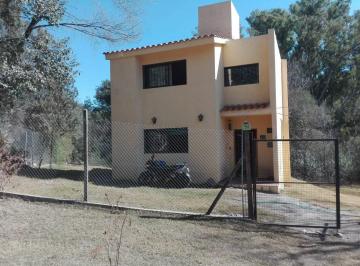 Casa · 110m² · 5 Ambientes · 3 Cocheras · Vendo Casa en 2 Plantas, 2 Dor. y 2 Baños. Lomas de Zupay - Unquillo