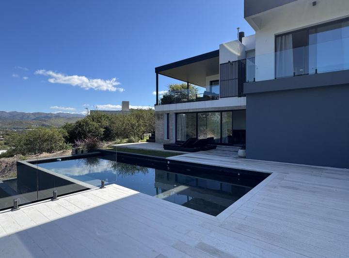 Casa · 1183m² · 5 Ambientes · 2 Cocheras