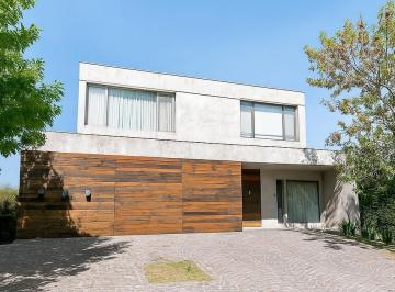 Casa · 379m² · 4 Ambientes · 3 Cocheras · Espectacular Casa en Venta con Amarra en El Yacht Nordelta - Av de La Riviera 500 - Tigre