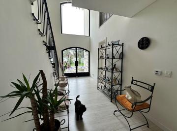 Casa · 300m² · 5 Ambientes · 1 Cochera · Casa Chalet en Alquiler en Carpinchos, Nordelta, Tigre