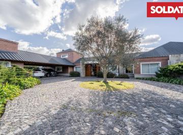Casa · 430m² · 5 Ambientes · 6 Cocheras · Casa en Haras El Argentino Farm Club, Luján – 3 Suites, Pileta, Casa de Huéspedes y Máxima Seguridad