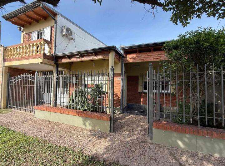 Casa · 216m² · 5 Ambientes · 1 Cochera