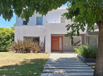 Casa · 246m² · 5 Ambientes · 3 Cocheras · Casa en La Lomada de Pilar