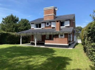 Casa · 180m² · 5 Ambientes · 3 Cocheras · Casa en Venta Valeria del Mar a 50 Mtros de Carilo y 150 del Mar