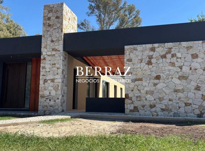 Casa · 155m² · 4 Ambientes · 2 Cocheras