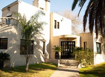 Casa · 246m² · 6 Ambientes · 5 Cocheras · Importante Casaquinta en Esquina en Parque Leloir