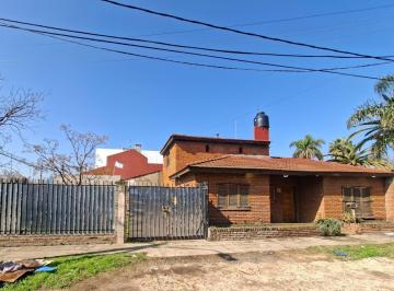 Casa · 100m² · 3 Dormitorios · 5 Cocheras · Amplio Chalet en Alquiler Inmejorable Ubicación - Ituzaingo Norte