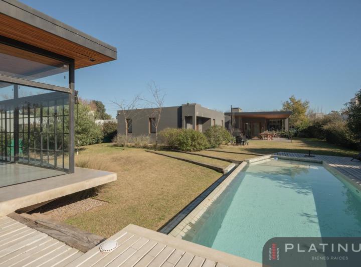 Casa · 420m² · 10 Ambientes · 4 Cocheras