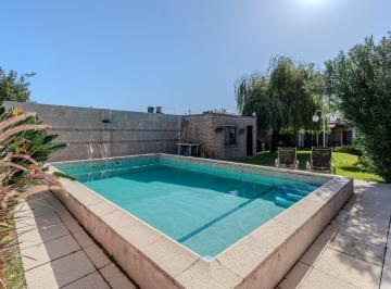 Casa · 99m² · 4 Ambientes · 2 Cocheras · Casa en Padre Castañer 1600 Moron