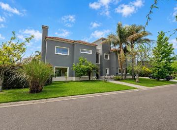 Casa · 227m² · 4 Ambientes · 3 Cocheras · Casa en Barrio Santa Barbara Anexo II