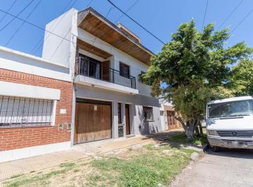Casa · 257m² · 6 Ambientes · 1 Cochera · Venta Casa 3 Habitaciones y Gran Playroom en Caseros