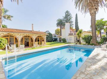 Casa · 454m² · 8 Ambientes · 2 Cocheras · Casa en Lo Mejor de Banfield Sobre Espectacular Lote Triple Frente