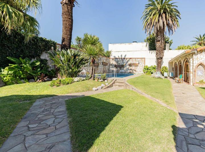 Terreno · 454m² · 8 Ambientes · 2 Cocheras