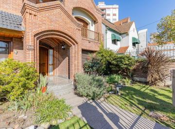 Casa · 450m² · 5 Ambientes · 2 Cocheras · Casa en Venta en Adrogue